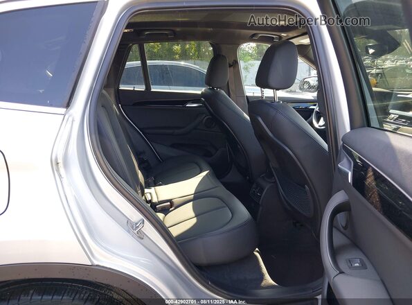 WBXJG9C04M5U32313 2021 BMW X1 Silver VIN կոդի պիտակի տեսք