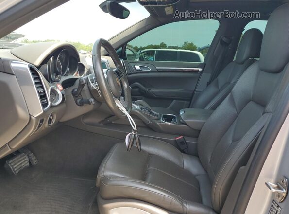 WP1AA2A25HKA83517 2017 PORSCHE CAYENNE Silver Widok wnętrza z przodu