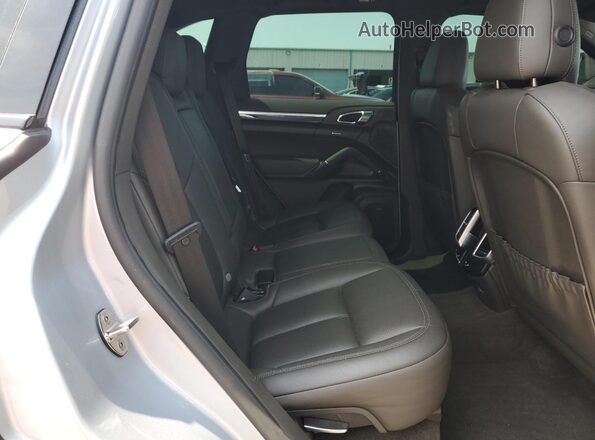 WP1AA2A25HKA83517 2017 PORSCHE CAYENNE Silver Widok wnętrza z tyłu