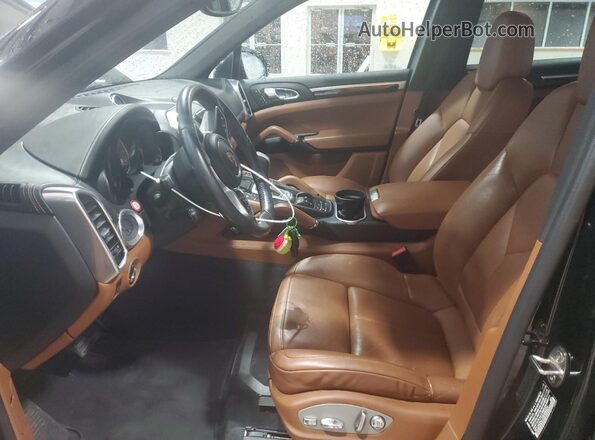 WP1AA2A27HKA86824 2017 PORSCHE CAYENNE Черный Вид салона спереди
