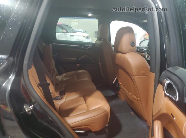WP1AA2A27HKA86824 2017 PORSCHE CAYENNE Черный Вид задней части салона