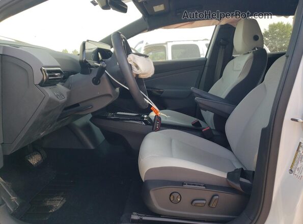 WVGGNPE24NP045794 2022 VOLKSWAGEN ID.4 White Front interior view