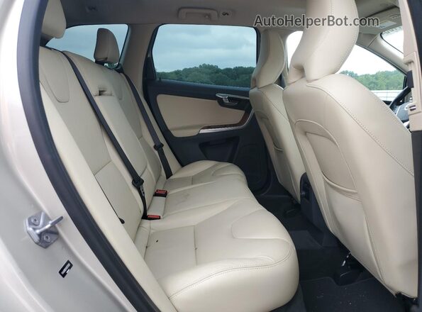 YV440MDU1H2070092 2017 VOLVO XC60 Cream Սալոնի հետևի տեսք