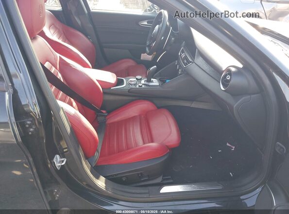 ZARFAMANXP7671028 2023 ALFA ROMEO GIULIA Black Widok wnętrza z przodu