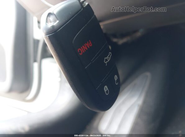 1C3CCCFB6HN508216 2017 CHRYSLER 200 Белый Вид панели приборов