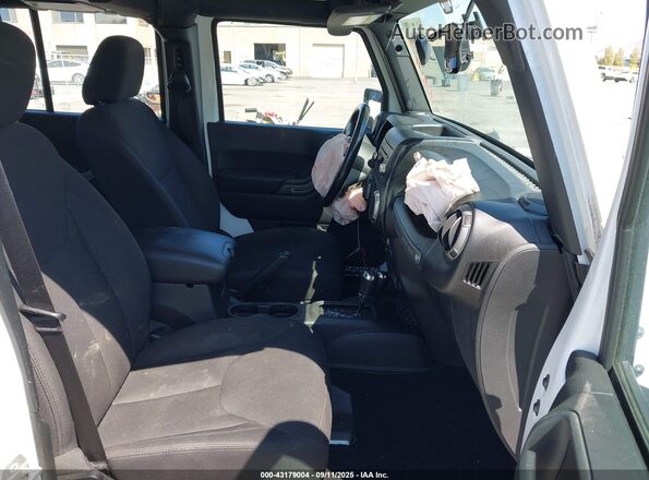 1C4BJWDG5GL140442 2016 JEEP WRANGLER UNLIMITED White Front interior view