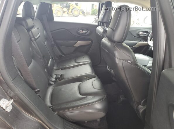 1C4PJLDB6JD621049 2018 JEEP CHEROKEE Gray Widok tylnych siedzeń