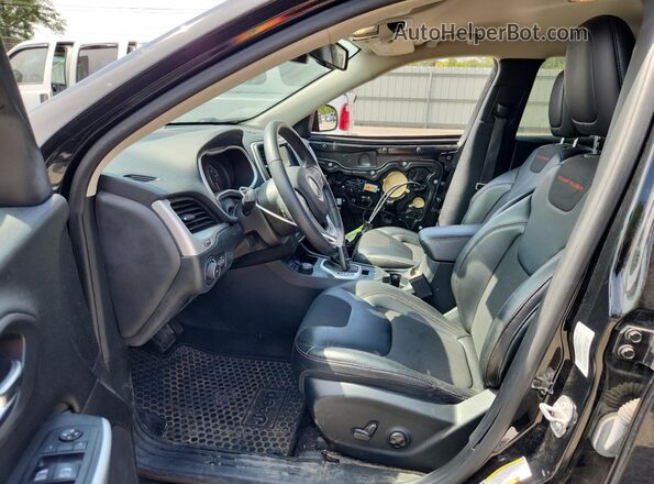 1C4PJMBB8JD529580 2018 JEEP CHEROKEE Черный Вид салона спереди