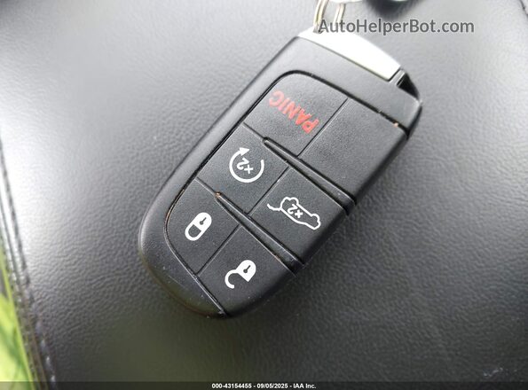1C4RJFAGXJC309316 2018 JEEP GRAND CHEROKEE Silver Widok deski rozdzielczej