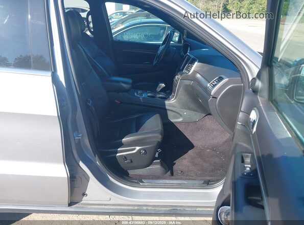 1C4RJFBG1JC373565 2018 JEEP GRAND CHEROKEE Серебряный Вид салона спереди