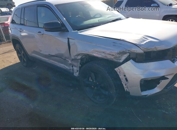 1C4RJHAG0PC625845 2023 JEEP GRAND CHEROKEE Серебряный Вид спереди