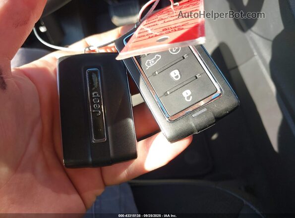 1C4RJHAG0PC625845 2023 JEEP GRAND CHEROKEE Серебряный Вид панели приборов