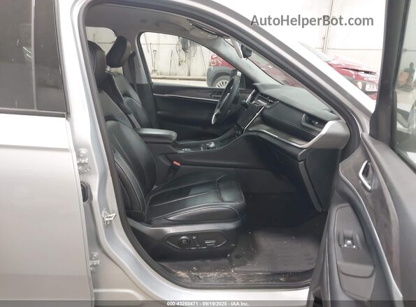 1C4RJHBG5R8943819 2024 JEEP GRAND CHEROKEE Серебряный Вид салона спереди