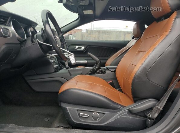 1FATP8UH3J5132557 2018 FORD MUSTANG Gray წინა სალონის ხედი