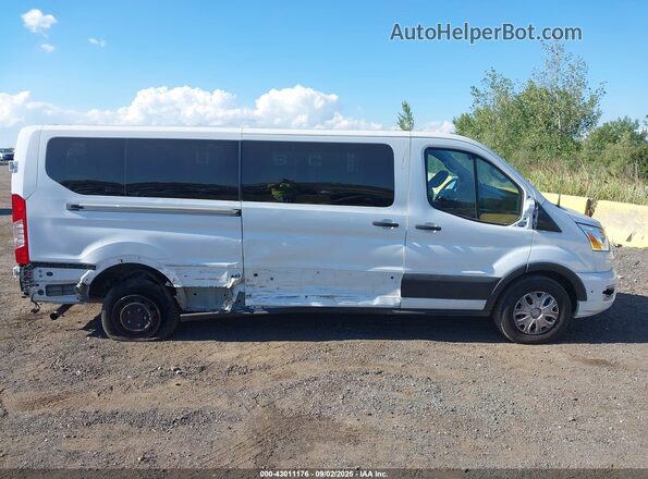 1FBAX2Y82NKA43955 2022 FORD PASSENGER White Widok wnętrza z tyłu