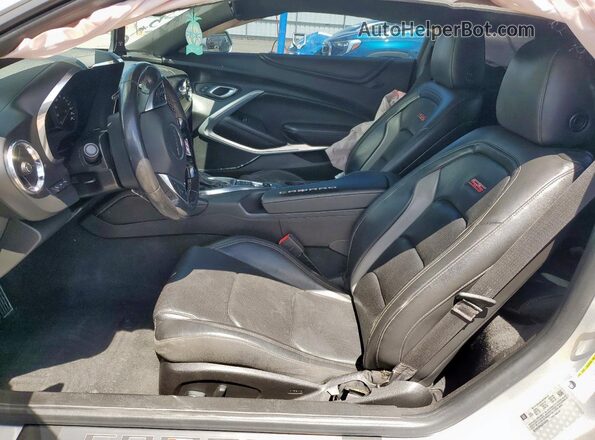 1G1FH1R78J0164129 2018 CHEVROLET CAMARO Серебряный Вид салона спереди