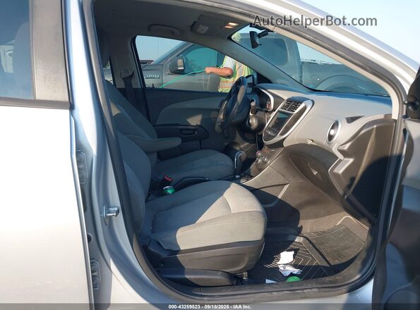1G1JB5SH5J4120636 2018 CHEVROLET SONIC Silver წინა სალონის ხედი