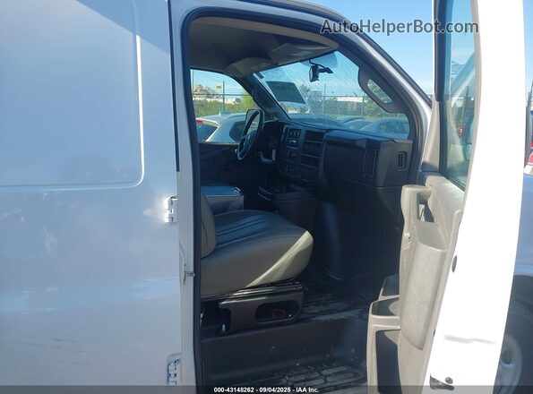1GCWGAFP2R1174904 2024 CHEVROLET EXPRESS White Widok wnętrza z przodu