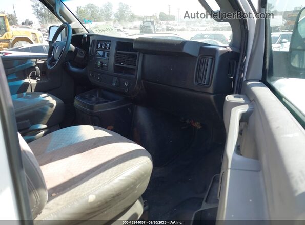 1GTW7AFF1G1904144 2016 GMC SAVANA 2500 Белый Вид салона спереди