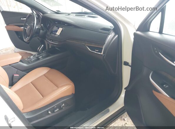 1GYFZDR40MF011378 2021 CADILLAC XT4 Белый Вид салона спереди