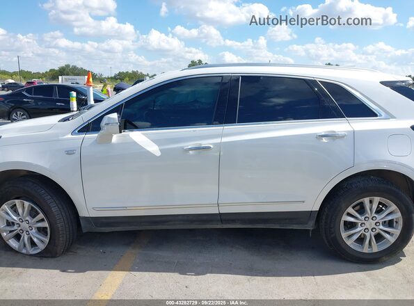 1GYKNAR49NZ136789 2022 CADILLAC XT5 White 360 interior view