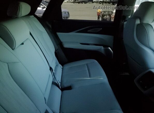 1GYKPVRL8RZ122798 2024 CADILLAC OTHER Silver Vista interior trasera