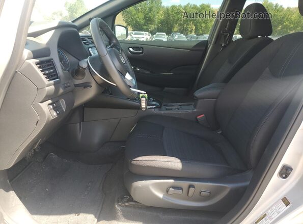 1N4CZ1CV2SC559685 2025 NISSAN LEAF Silver Widok wnętrza z przodu