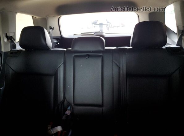 1V2MR2CA4JC573604 2018 VOLKSWAGEN ATLAS Silver Widok tylnych siedzeń