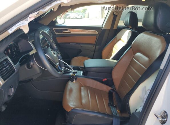1V2NR2CA3JC568320 2018 VOLKSWAGEN ATLAS White Widok wnętrza z przodu