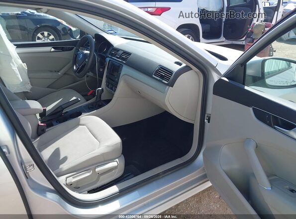 1VWAA7A39JC026029 2018 VOLKSWAGEN PASSAT Silver Front interior view