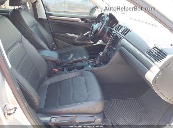 1VWDT7A39HC044449 2017 VOLKSWAGEN PASSAT Silver Widok wnętrza z przodu