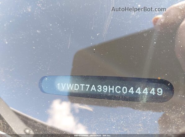 1VWDT7A39HC044449 2017 VOLKSWAGEN PASSAT Silver Widok komory silnika