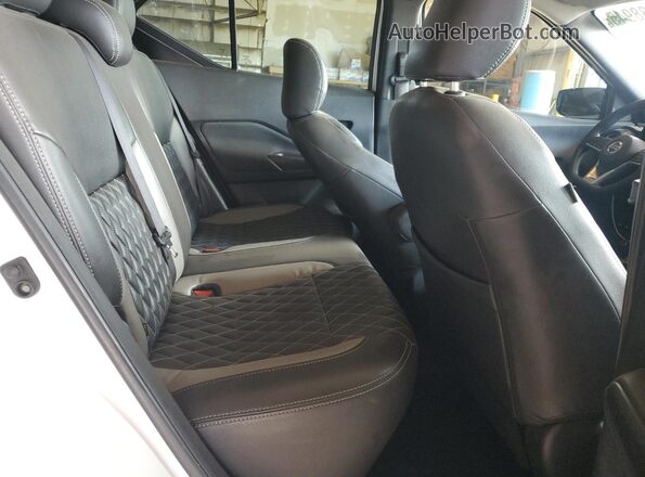 3N1CP5CU7JL500619 2018 NISSAN KICKS Белый Вид задней части салона