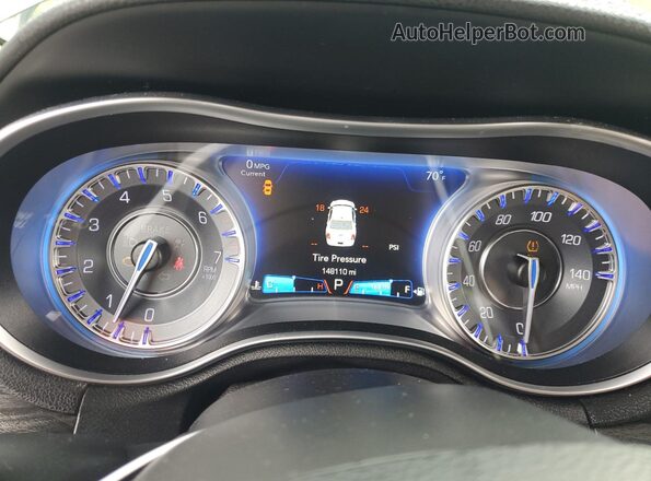 2C3CCAAG2JH137495 2018 CHRYSLER 300 Gray Instrument cluster view