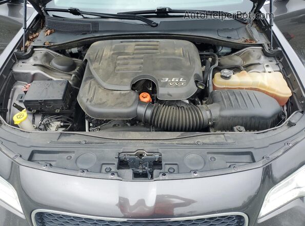 2C3CCAAG2JH137495 2018 CHRYSLER 300 Gray Rear interior view