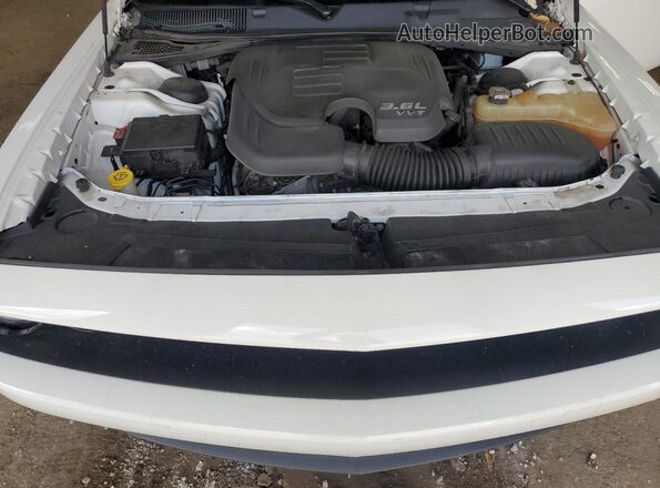 2C3CDZAG9GH101047 2016 DODGE CHALLENGER White Widok wnętrza z tyłu