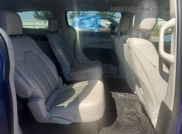 2C4RC1EG8JR321883 2018 CHRYSLER PACIFICA Blue Vista de los asientos traseros