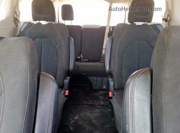 2C4RC1FGXJR139620 2018 CHRYSLER PACIFICA Burgundy Vista de los asientos traseros