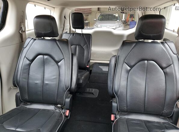 2C4RC1GG0JR273888 2018 CHRYSLER PACIFICA Black Widok tylnych siedzeń