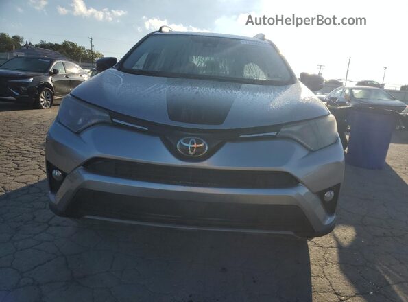2T3RFREV9JW707643 2018 TOYOTA RAV4 Silver Widok z przodu