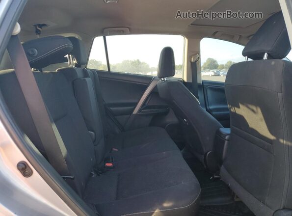 2T3RFREV9JW707643 2018 TOYOTA RAV4 Silver Widok tylnych siedzeń