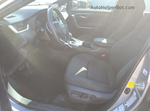 2T3T6RFV8NW030031 2022 TOYOTA RAV4 Серебряный Вид салона спереди