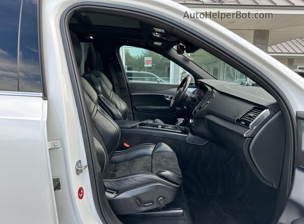 YV4A22PMXJ1205174 2018 VOLVO XC90 White Vista trasera