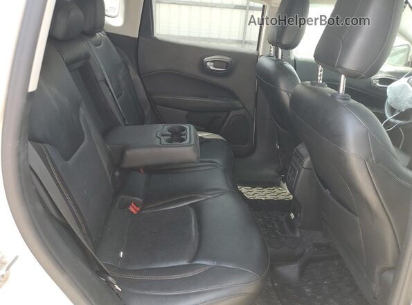 3C4NJDCB1JT117307 2018 JEEP COMPASS White Widok wnętrza z tyłu