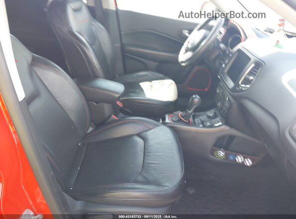 3C4NJDDB9HT664771 2017 JEEP NEW COMPASS Orange Widok wnętrza z przodu