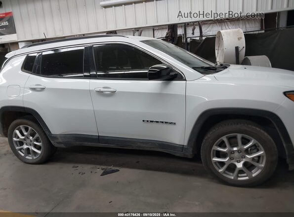 3C4NJDFN8RT170524 2024 JEEP COMPASS White Vista interior trasera