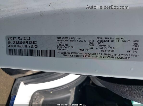 3C6LRVDG6RE106892 2024 RAM PROMASTER 2500 White ძრავის განყოფილების ხედი