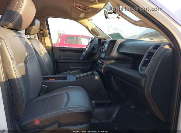 3C7WR5HJ7LG181563 2020 RAM 2500 Белый Вид салона спереди