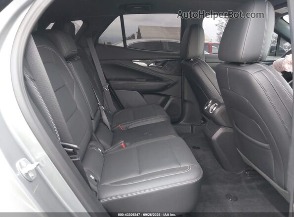 3GNKDBRM9SS209433 2025 CHEVROLET OTHER Gray Widok naklejki z numerem VIN
