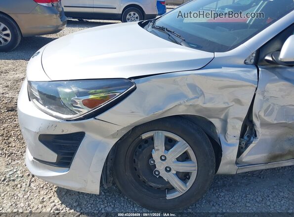 3KPA24AD5ME395555 2021 KIA RIO Серебряный Вид спереди